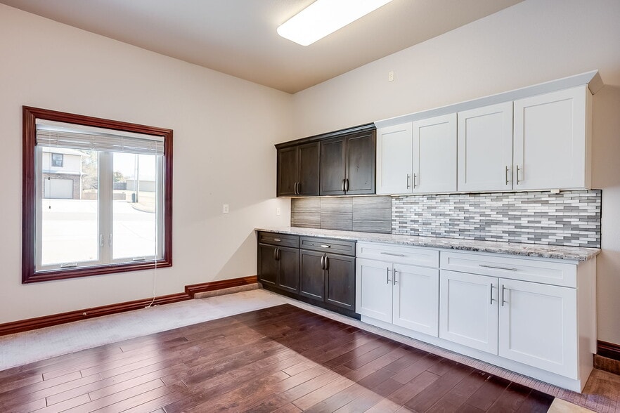 More Photos Of 121 S Water St, Derby Office For Sale