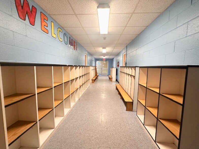 More Photos Of 4150 Pontiac Lake Rd, Waterford Religious Facility For Lease