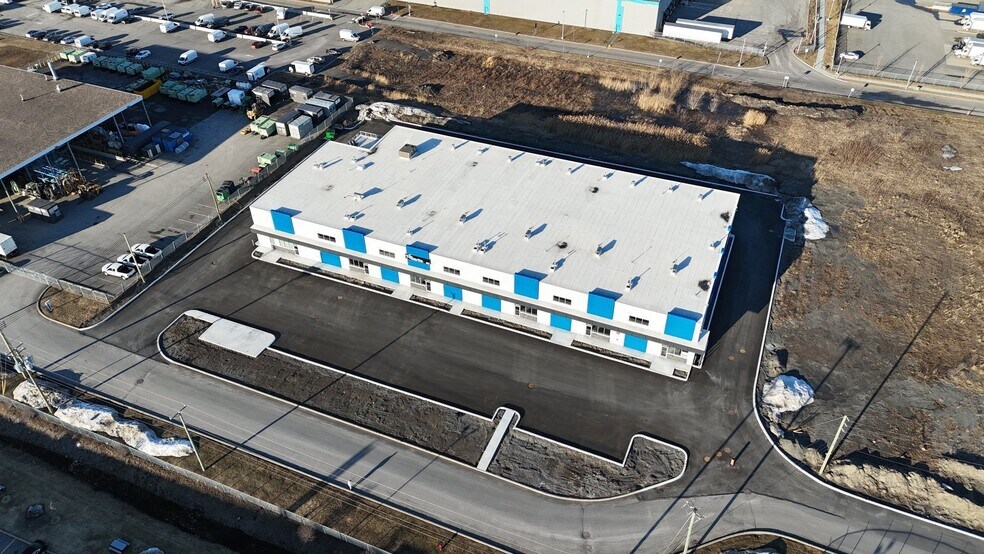 More Photos Of 5539 St Ernest-Cormier, Laval Showroom For Lease