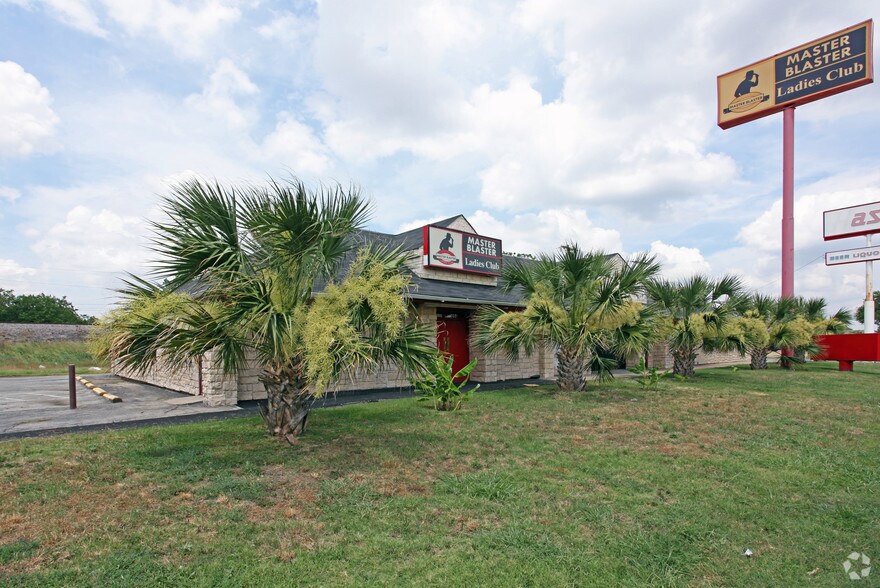 More Photos Of 3094 N Stemmons Fwy, Dallas Freestanding For Lease