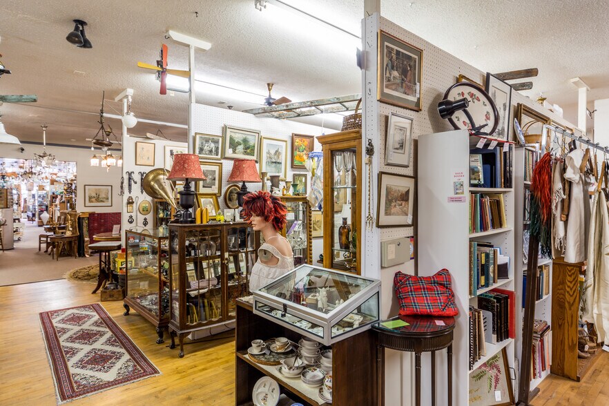 More Photos Of 802 Washington St, Port Townsend General Retail For Sale