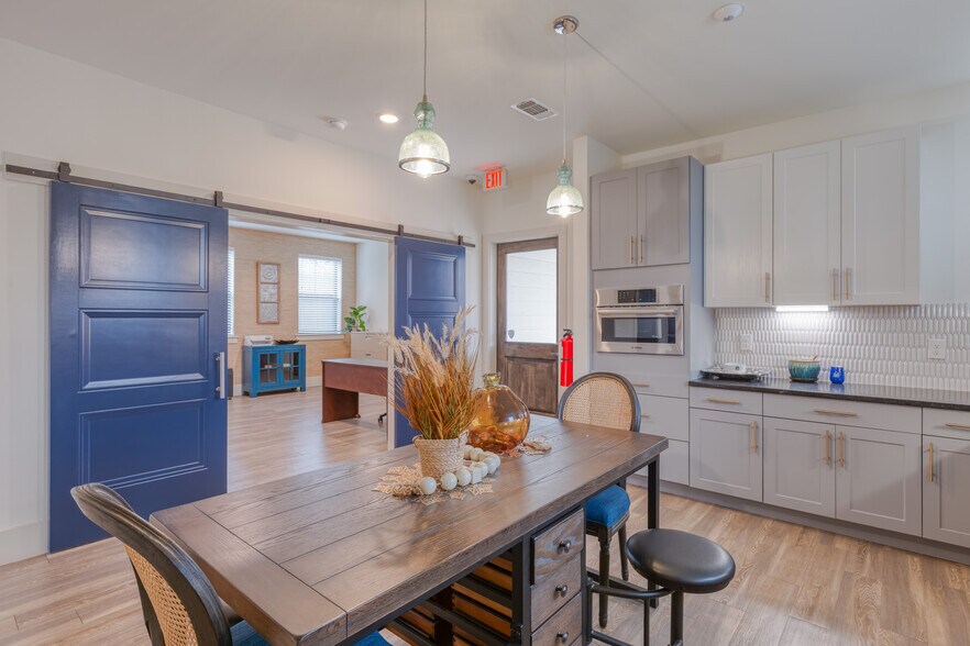 More Photos Of 210 E Church St, Weatherford Office Residential For Lease