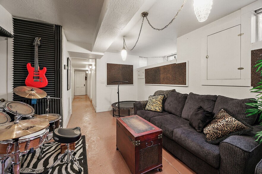 More Photos Of 2336 Table Rock Rd, Medford Freestanding For Sale