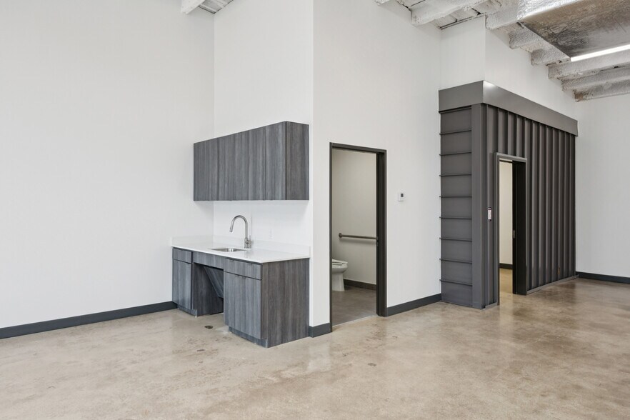 More Photos Of 4763 Vicksburg St, Dallas Distribution For Lease