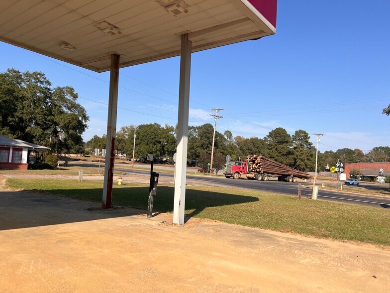 More Photos Of 116 S Arkansas Ave, Bloomburg Convenience Store For Sale