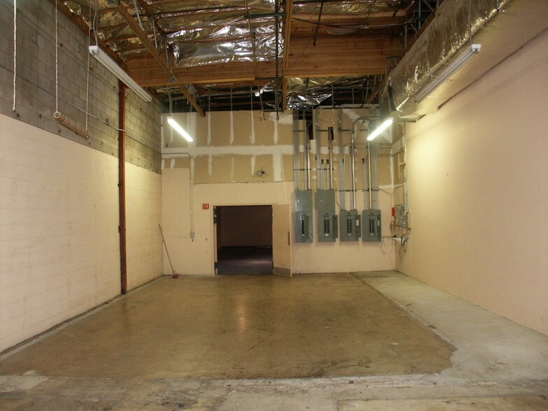 More Photos Of 3515-3559 W Northern Ave, Phoenix General Retail For Lease