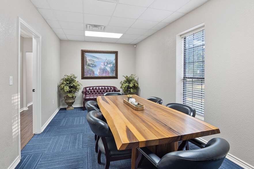 More Photos Of 6724 Paluxy Dr, Tyler Office For Lease