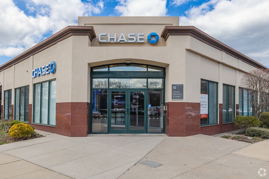More Photos Of 240 Glen Head Rd, Glen Head Freestanding For Lease