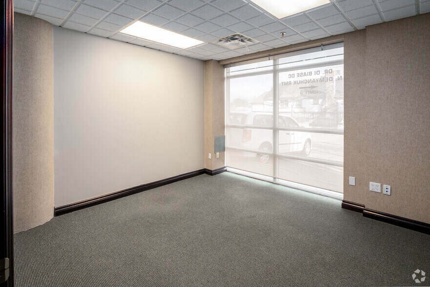 More Photos Of 800 Sheppard Ave W, Toronto Apartments For Sale