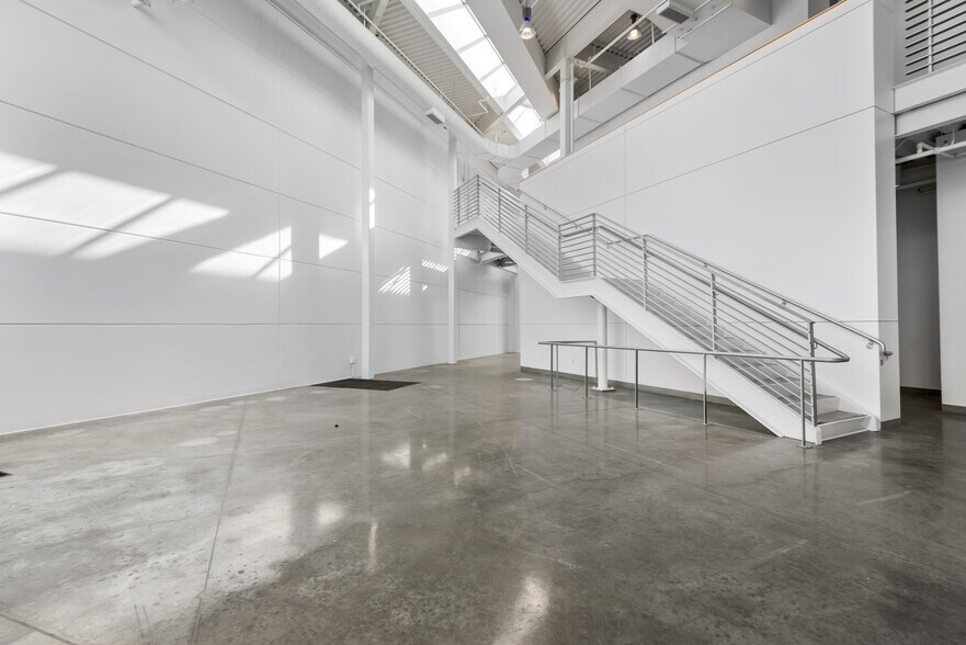 More Photos Of 2201 Corporate Center Dr, Newbury Park Research And Development For Lease