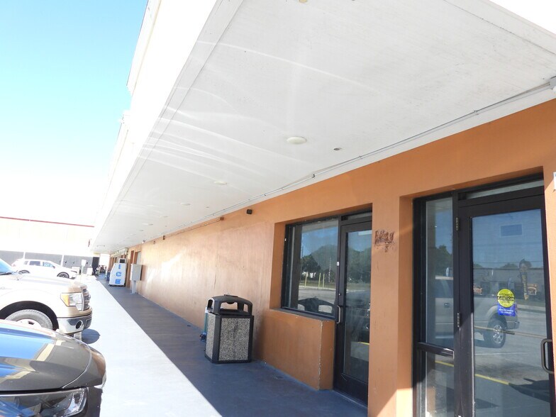 More Photos Of 3300-3350 W New Haven Ave, Melbourne Unknown For Lease