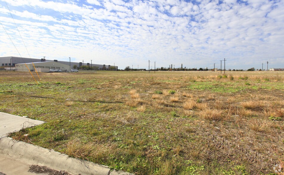 More Photos Of 2116 Picadilly Dr, Round Rock Warehouse For Lease