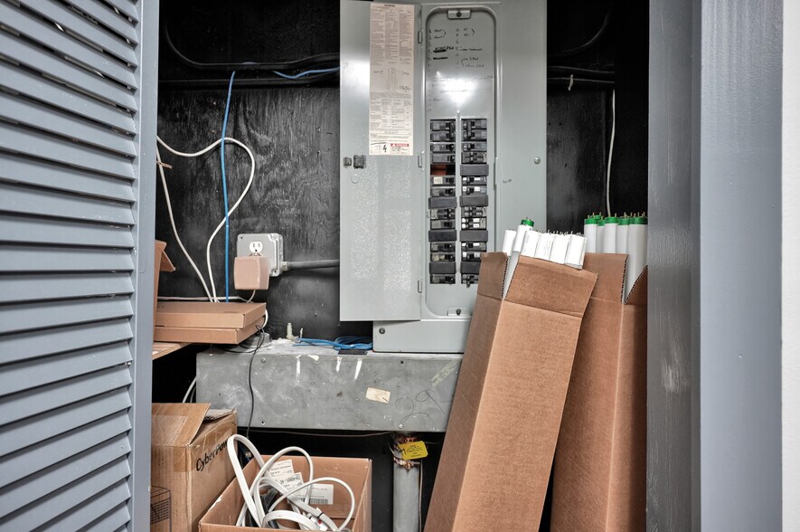 More Photos Of 8111-8119 NW 33rd St, Miami Warehouse For Sale