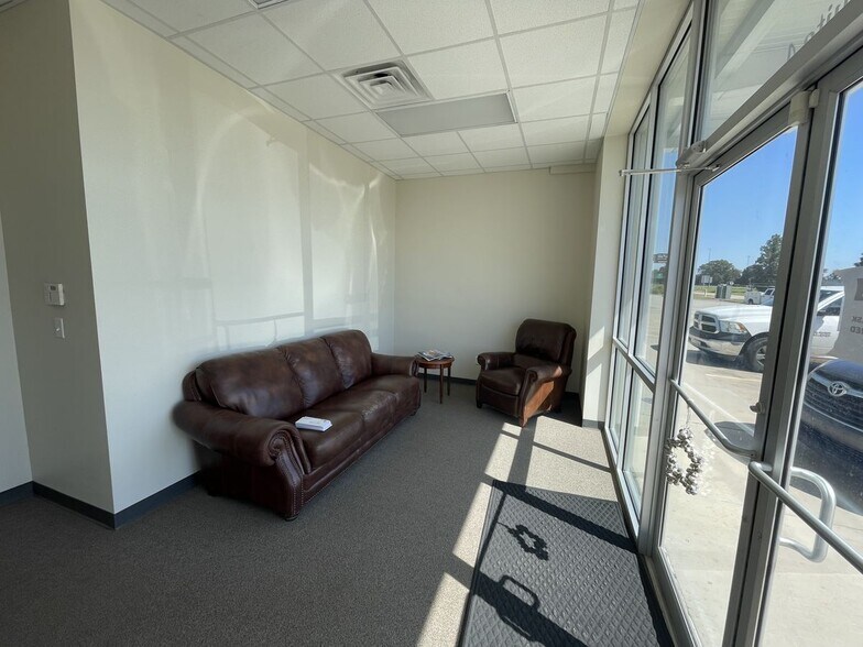 More Photos Of 1402 Bridgeview Dr, Port Allen Light Manufacturing For Lease