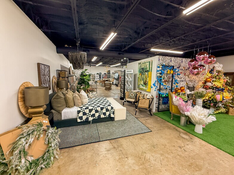 More Photos Of 12131-12137 Valliant St, San Antonio Showroom For Sale