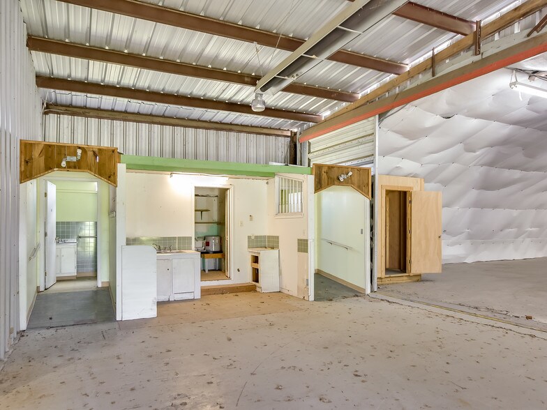More Photos Of 108 Kellar Rd, Smithville Warehouse For Lease