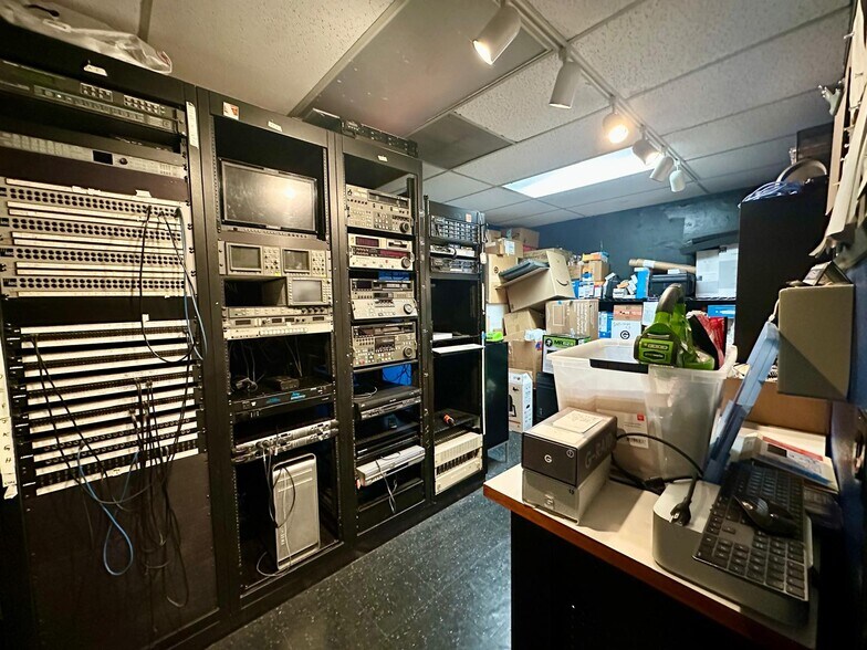 More Photos Of 1112 W Magnolia Blvd, Burbank Storefront For Sale