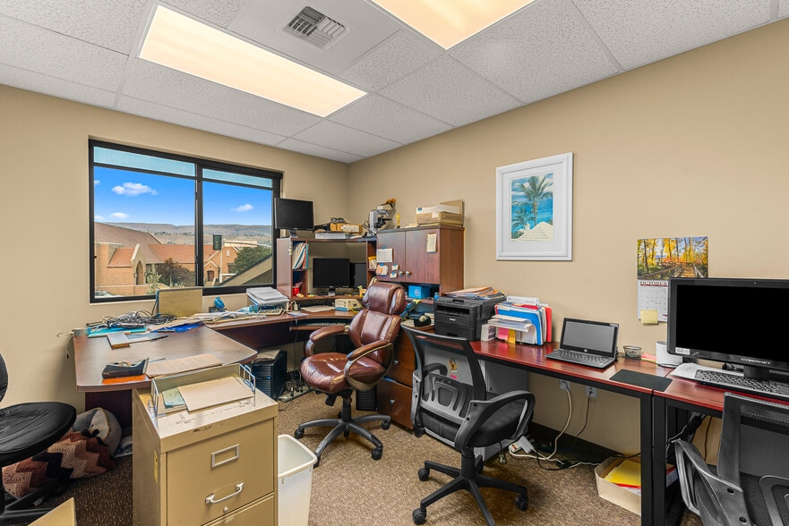 More Photos Of 10 N Chelan Ave, Wenatchee Veterinarian Kennel For Lease