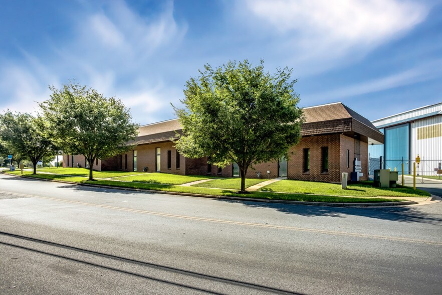 More Photos Of 7660-7680 Airpark Rd, Gaithersburg Light Distribution For Lease