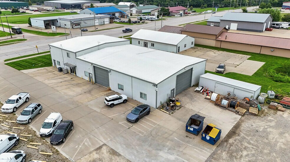 More Photos Of 1301 NE 56th St, Pleasant Hill Light Distribution For Sale