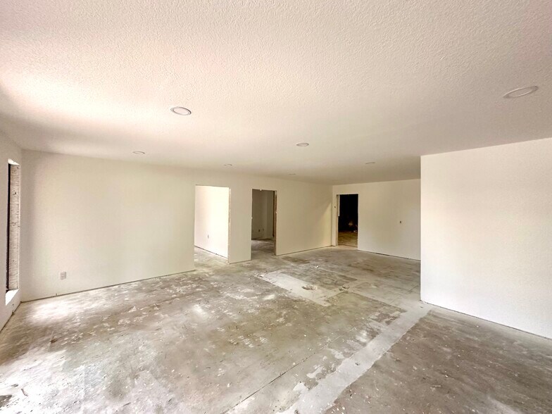 More Photos Of 4722 Shavano Oak, San Antonio Light Manufacturing For Sale