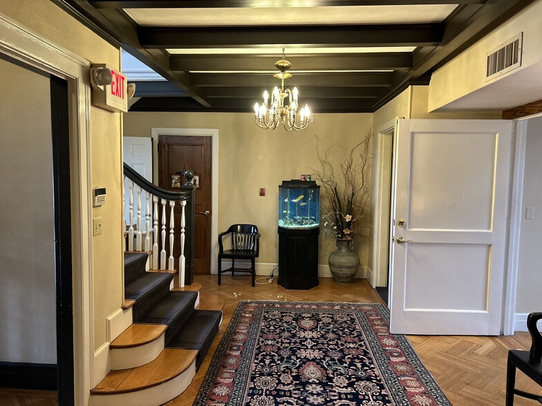 More Photos Of 638 Prospect Ave, Hartford Office For Sale