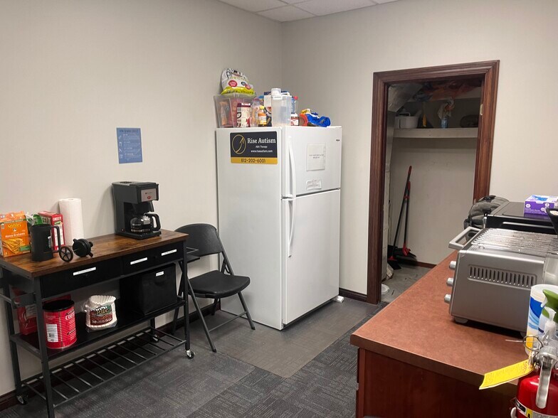 More Photos Of 2495 S Walnut Street Pike, Bloomington Office Residential For Lease