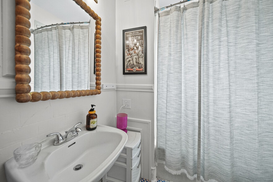 More Photos Of 610 Hawthorne Ln, Charlotte Office Residential For Sale