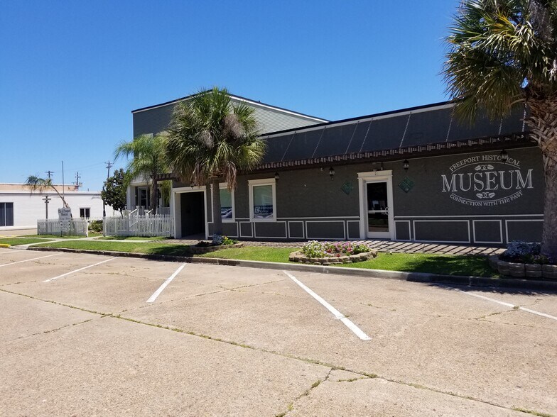 More Photos Of 313 E Park St, Freeport Storefront Retail Office For Lease