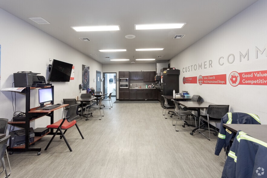 More Photos Of 4625 Interstate Way, Kingman Distribution For Lease