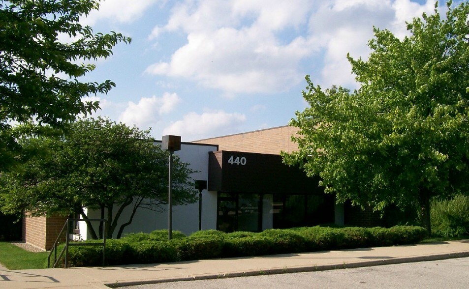 More Photos Of 440 Lake Cook Rd, Deerfield Light Distribution For Lease