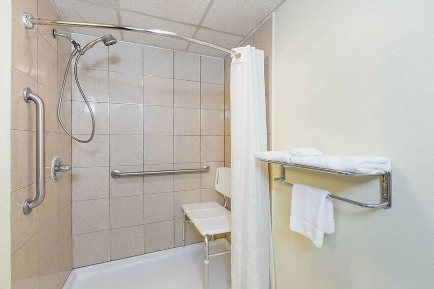 More Photos Of 1635 South 12th Ave West, Newton Hotel For Sale