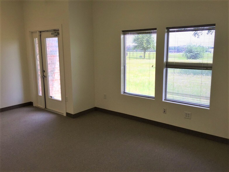 More Photos Of 2418 Marsh Ln, Carrollton Medical For Lease