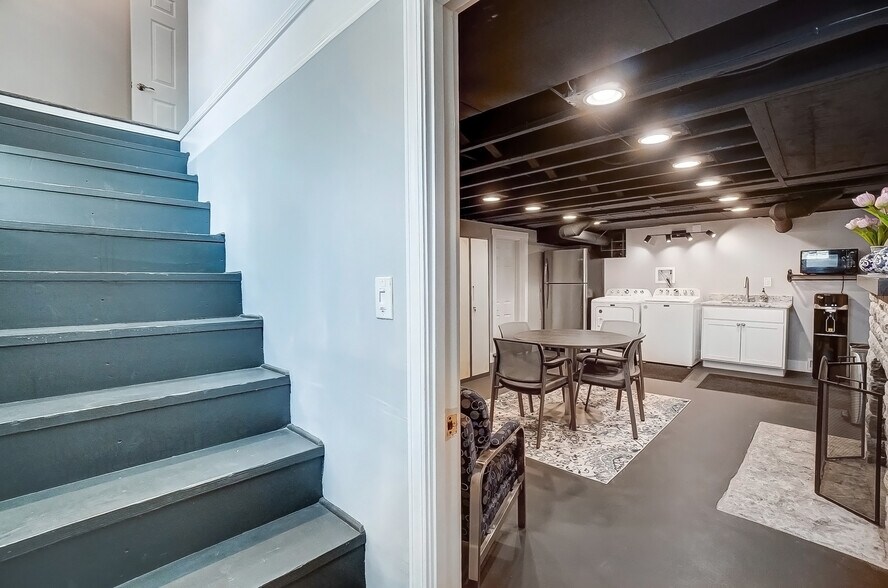 More Photos Of 235 W Franklin St, Centerville Storefront Retail Office For Lease