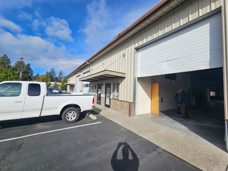 More Photos Of 840 SE Woodland Blvd, Bend Warehouse For Lease