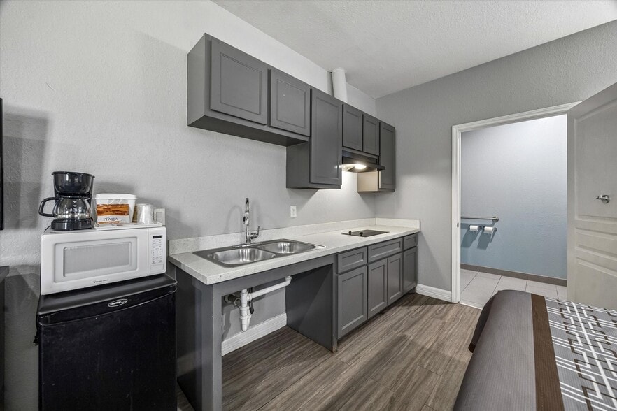 More Photos Of 9818 W Little York Rd, Houston Hotel For Sale