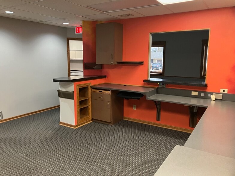 More Photos Of 1305 Chestnut St, West Bend Medical For Lease