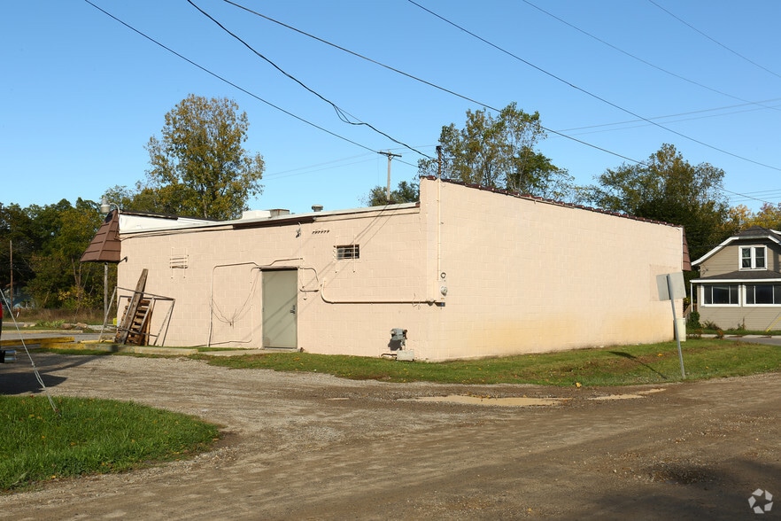 More Photos Of 3374 E Atherton Rd, Burton Freestanding For Lease