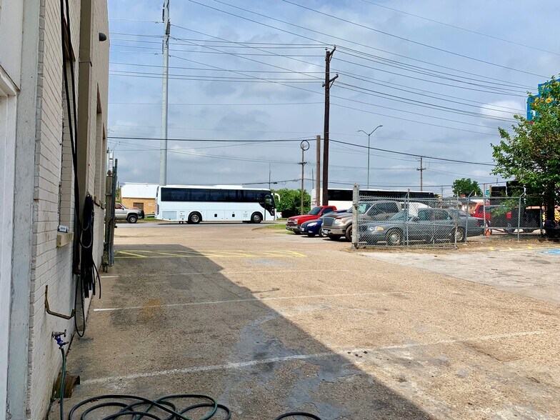 More Photos Of 1915 Empire Central, Dallas Distribution For Lease