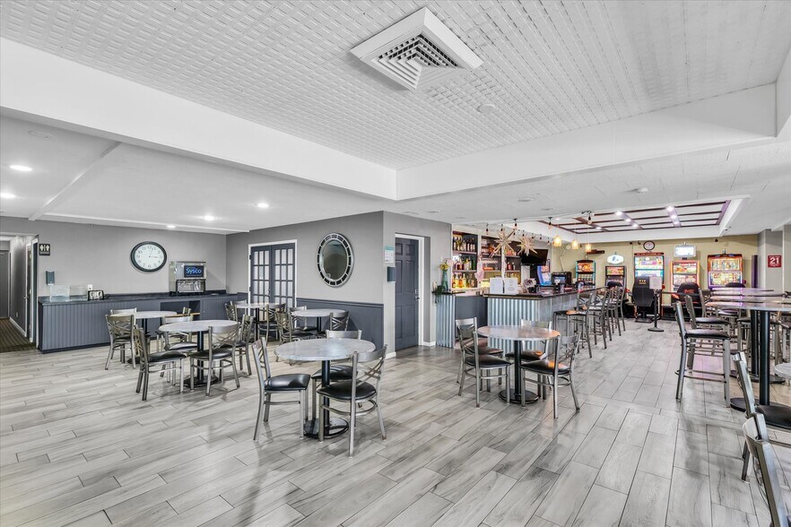 More Photos Of 1907 N Cunningham Ave, Urbana Hotel For Sale
