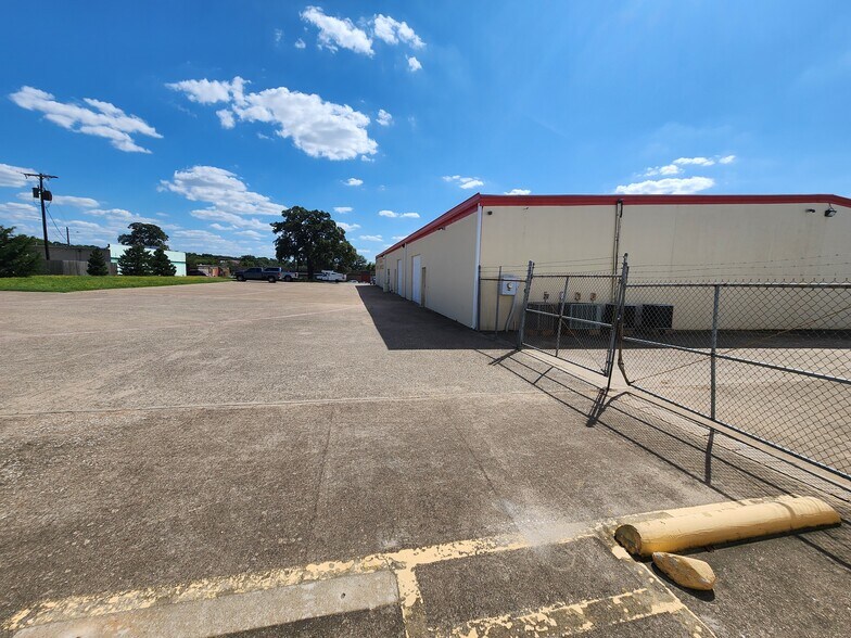 More Photos Of 1841 W Division St, Arlington Industrial For Sale