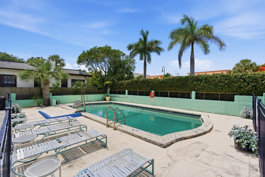 More Photos Of 320 N Federal Hwy, Lake Worth Hotel For Sale
