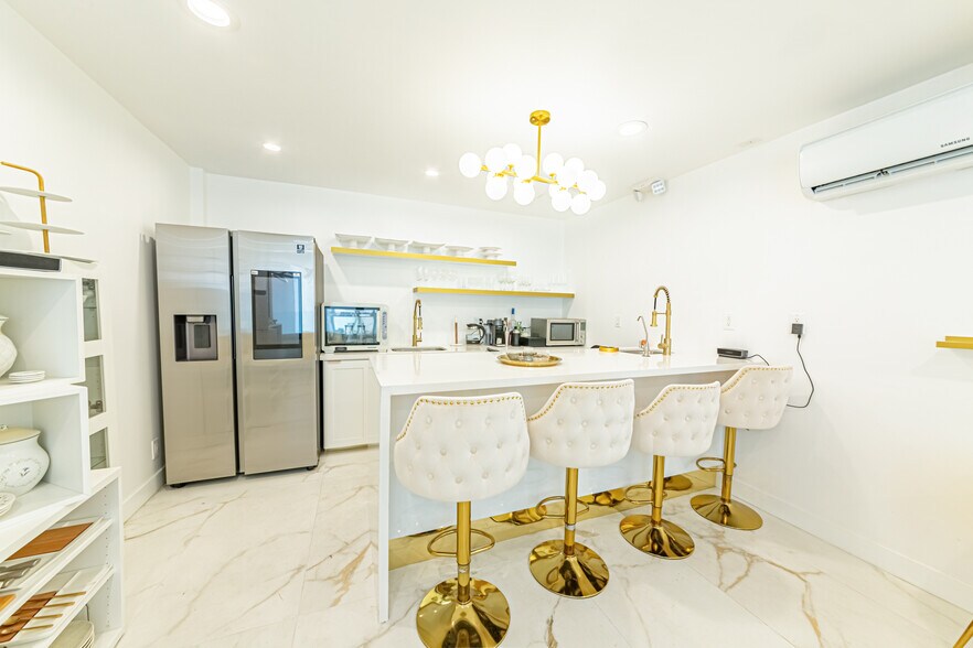 More Photos Of 330 N Western Ave, Los Angeles Storefront Retail Office For Lease