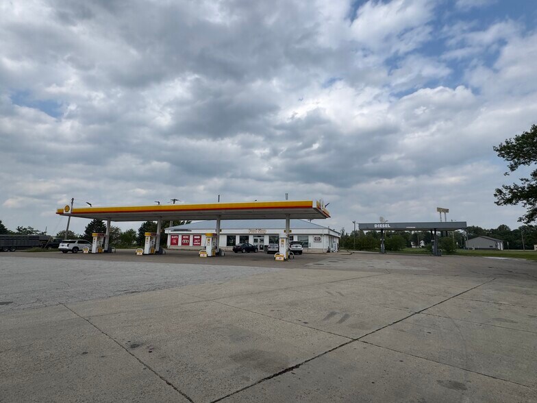 More Photos Of 510 W Cemetary Ave, Chenoa Service Station For Lease