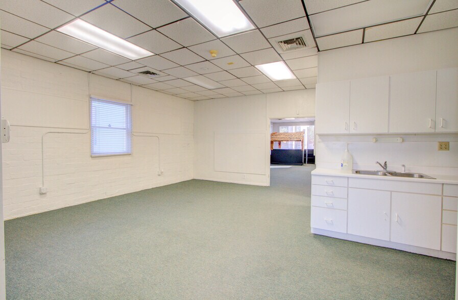 More Photos Of 1308 Wyoming St, Boulder City General Retail For Sale