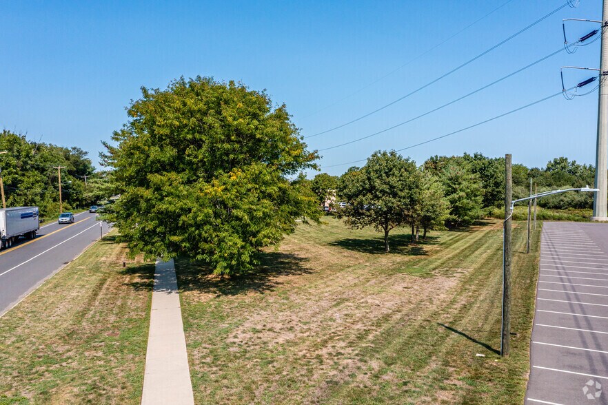 More Photos Of 337 Applegarth Rd, Monroe Township Unknown For Lease