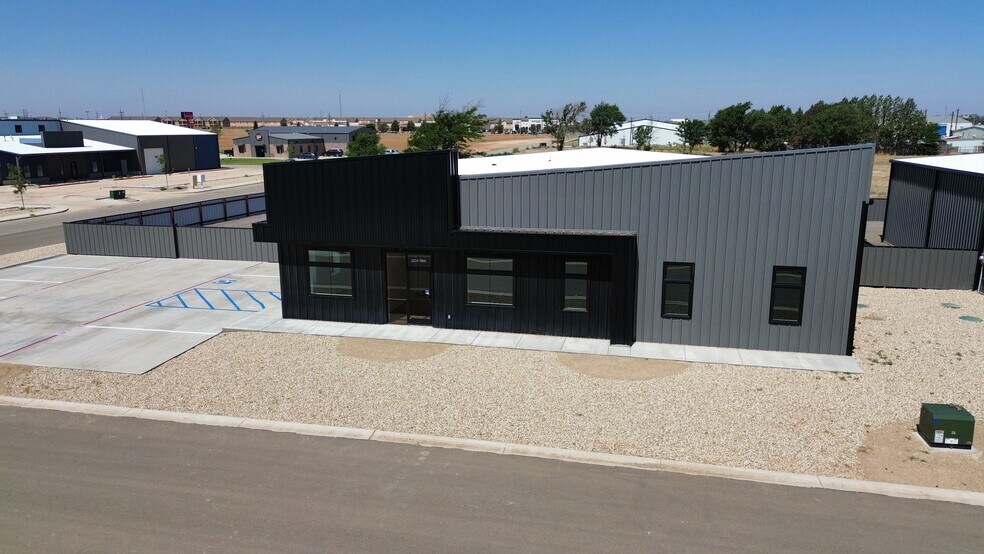 More Photos Of 3204 118th St, Lubbock Flex For Lease