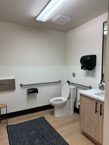 More Photos Of 13600 NE 84th St, Vancouver Freestanding For Lease