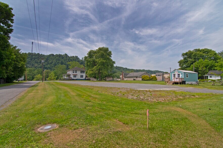 More Photos Of 101 Davis st, Alderson Freestanding For Sale