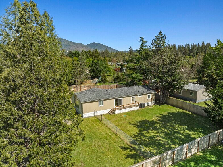 More Photos Of 387 Tavis Dr, Merlin Manufactured Housing Mobile Home Park For Sale